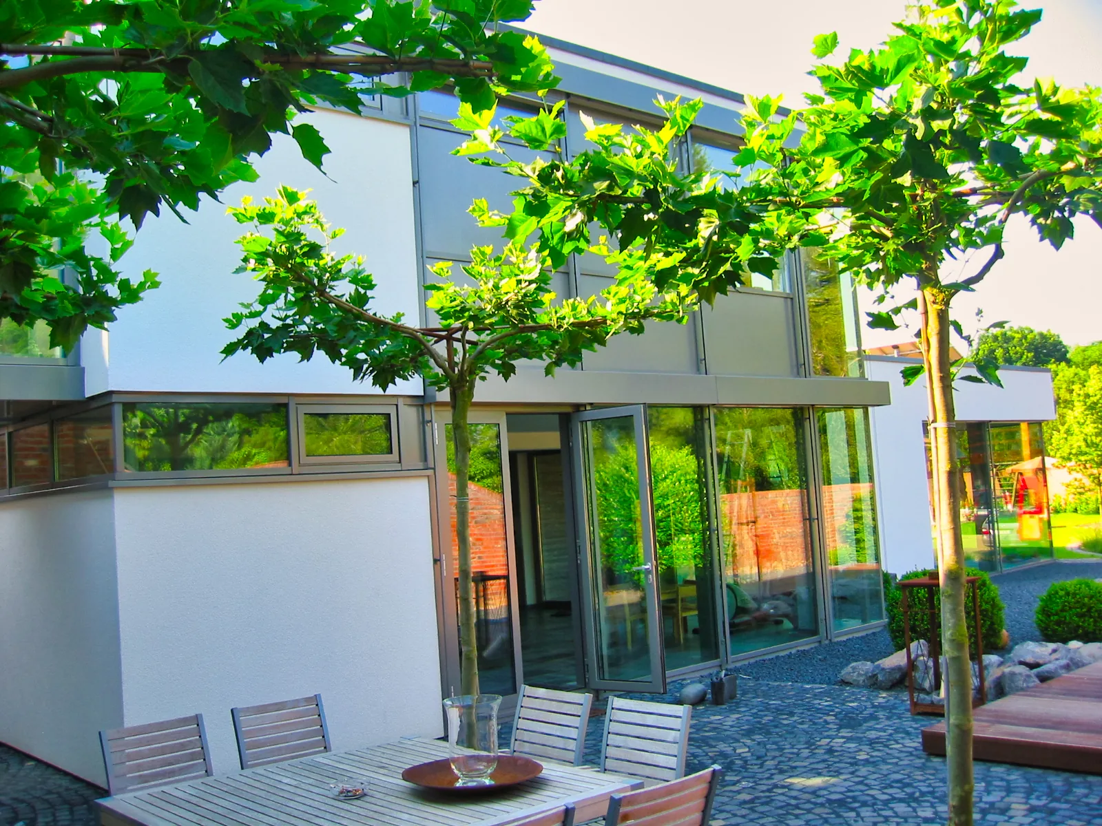Wohnhaus mit großer Glasfront zur Terrasse.