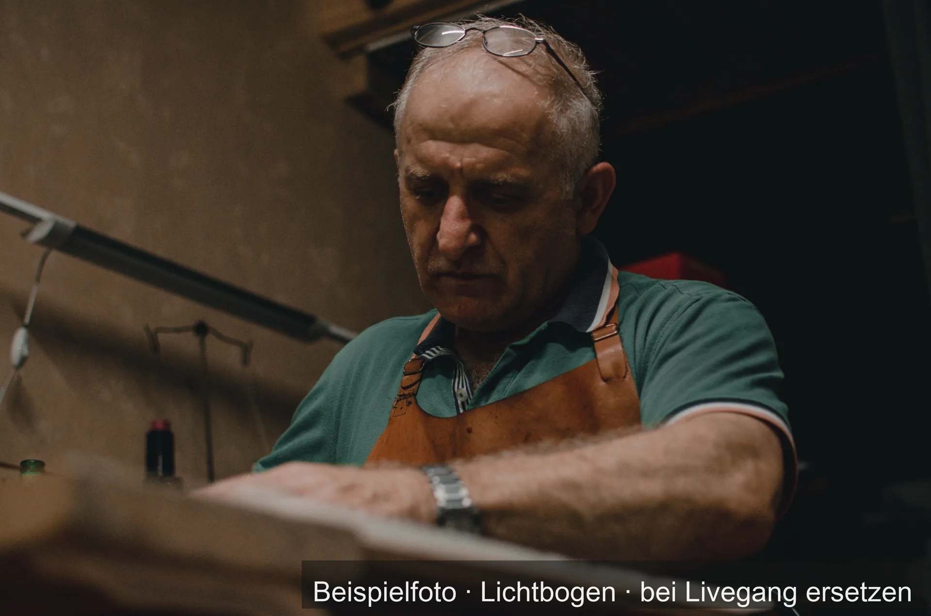 Handwerker in Arbeitskleidung in einer Werkstatt.