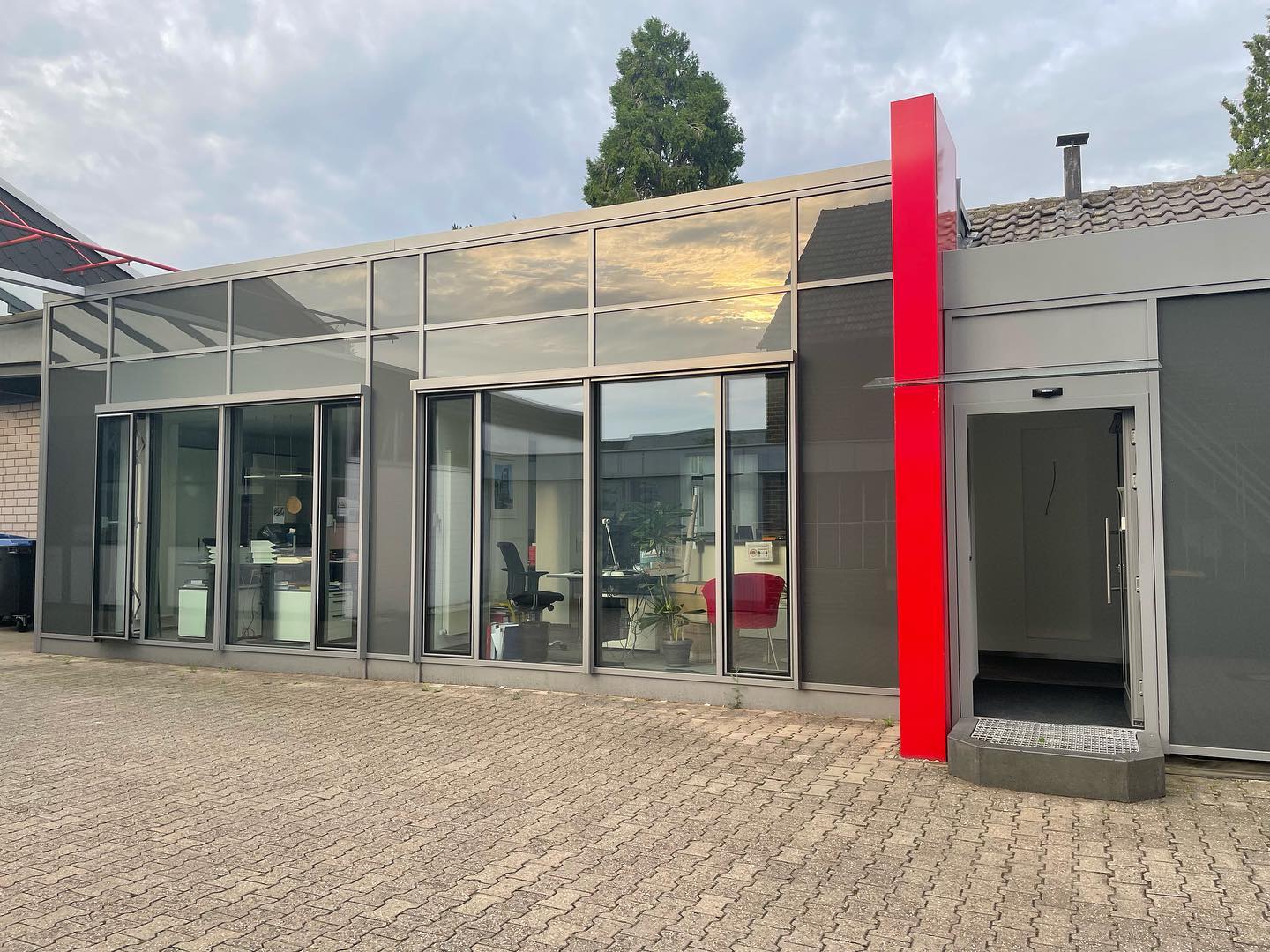 Das eigene Bürogebäude im Morgengrauen.