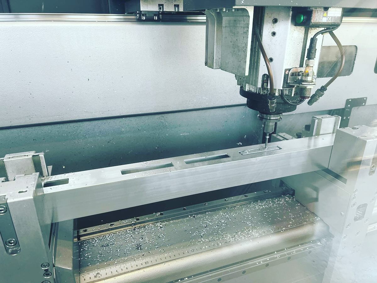 CNC-Bearbeitung eines Aluminiumprofils in der Werkstatt.