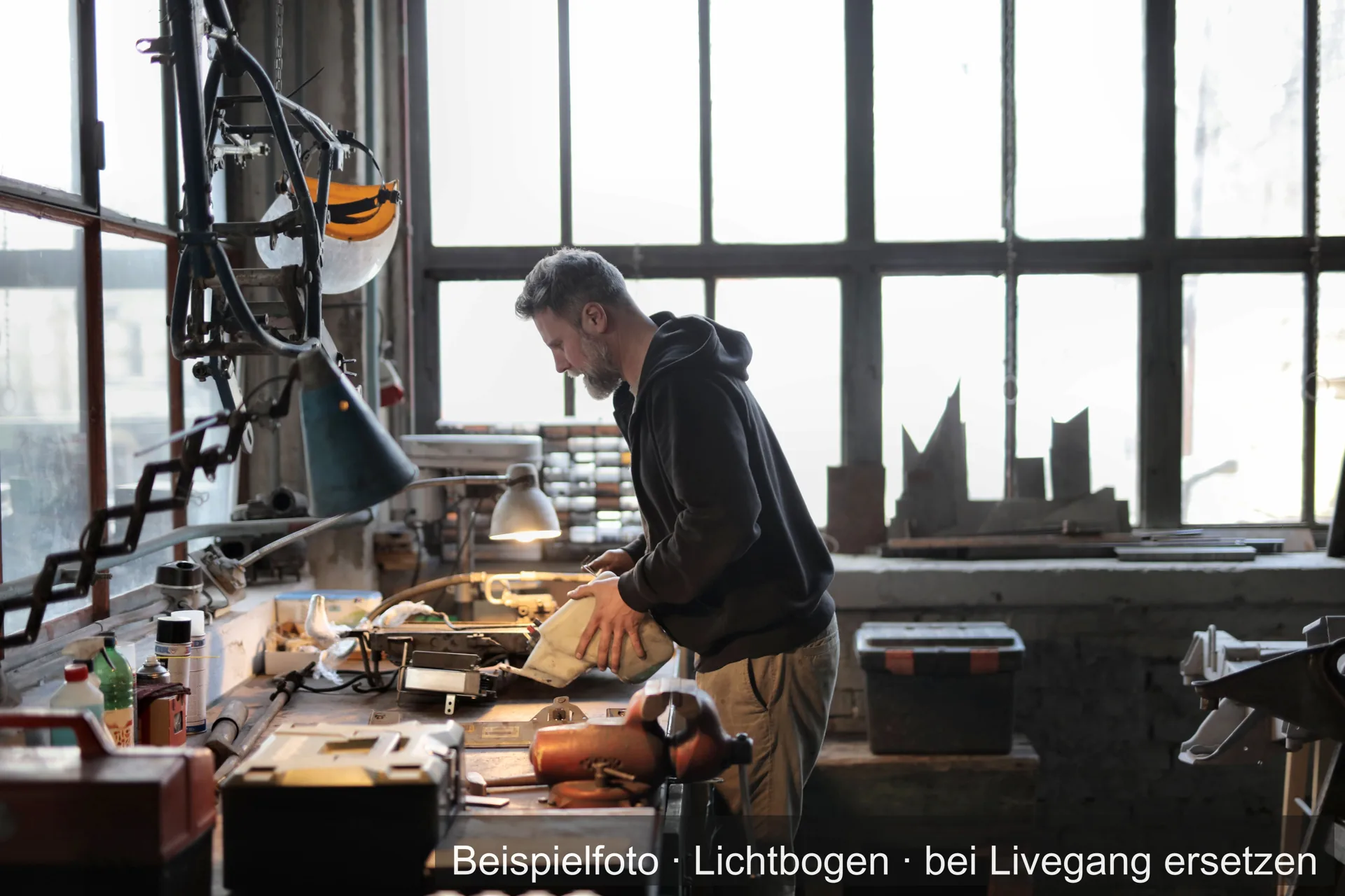 Handwerker in Arbeitskleidung in einer Metallwerkstatt.