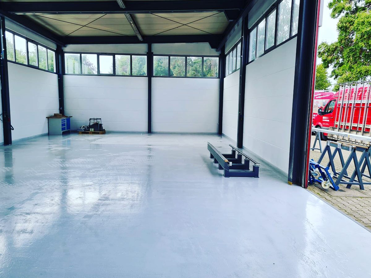 Umgebaute Werkstatthalle mit CNC-Anlage und Gabelstapler.